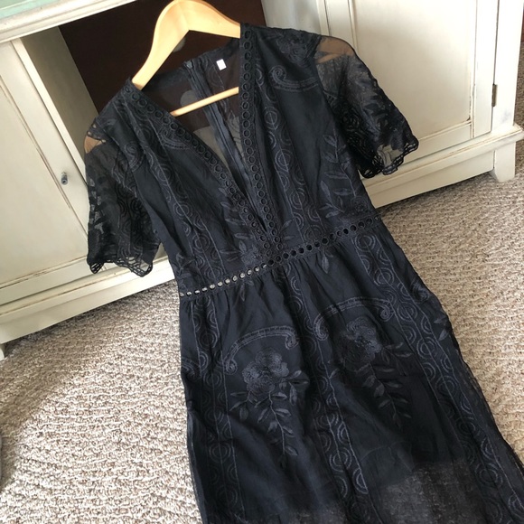 Black Lace Gown - Picture 6 of 7